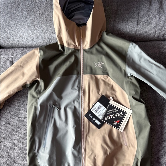 NWT - Arc'teryx Women's Beta Jacket - Canvas / Forage / Tatsu - Medium - Picture 7 of 9